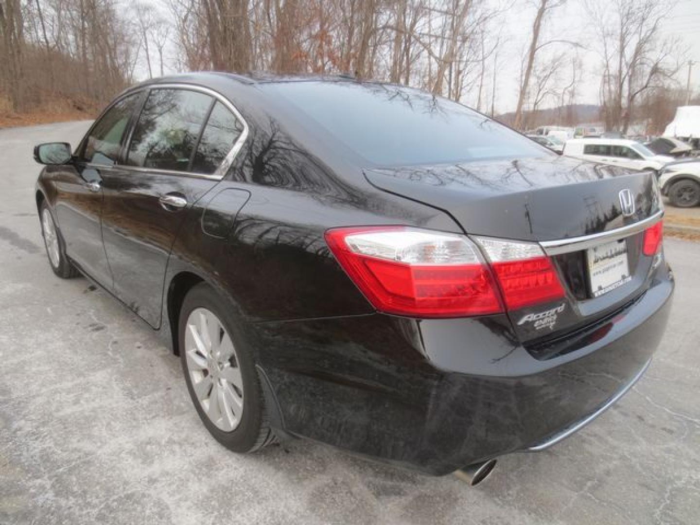 2015 Black /Black Honda Accord Touring (1HGCR3F98FA) with an 3.5L V6 SOHC 24V engine, 6-Speed Automatic transmission, located at 270 US Route 6, Mahopac, NY, 10541, (845) 621-0895, 41.349022, -73.755280 - Photo#4