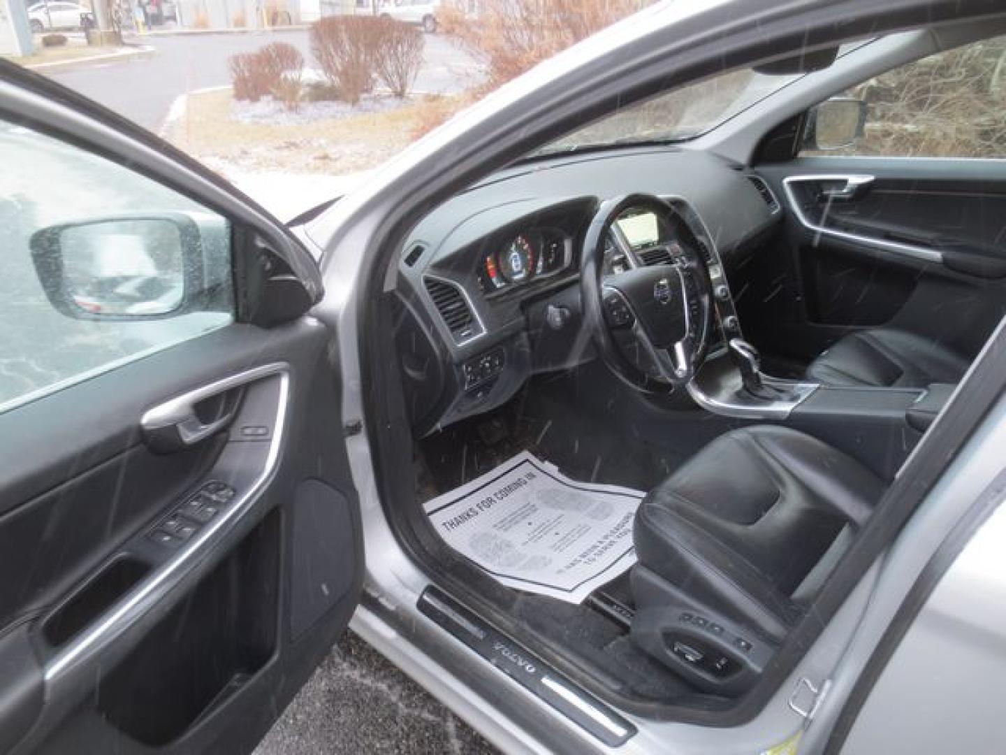 2016 Silver /Black Volvo XC60 T6 Premier (YV4902RK2G2) with an 3.0L L6 DOHC 24V TURBO engine, 6-Speed Automatic transmission, located at 270 US Route 6, Mahopac, NY, 10541, (845) 621-0895, 41.349022, -73.755280 - Photo#2